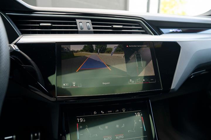 Grå Audi Q8 e-tron fra 2024