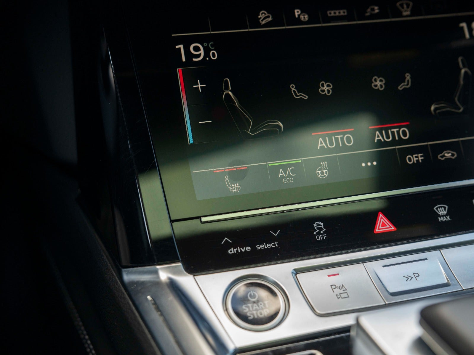 Grå Audi Q8 e-tron fra 2024