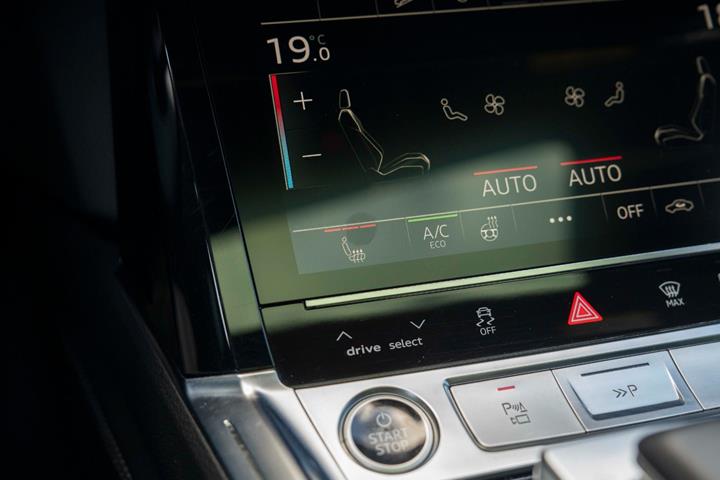 Grå Audi Q8 e-tron fra 2024