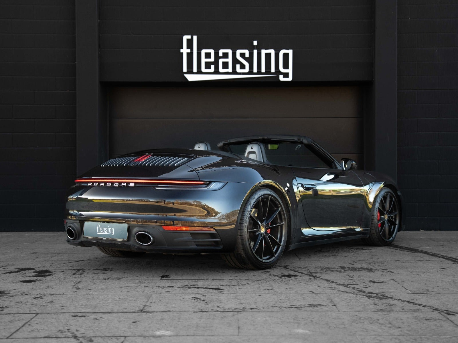 Sort Porsche 911 Carrera 4S fra 2022