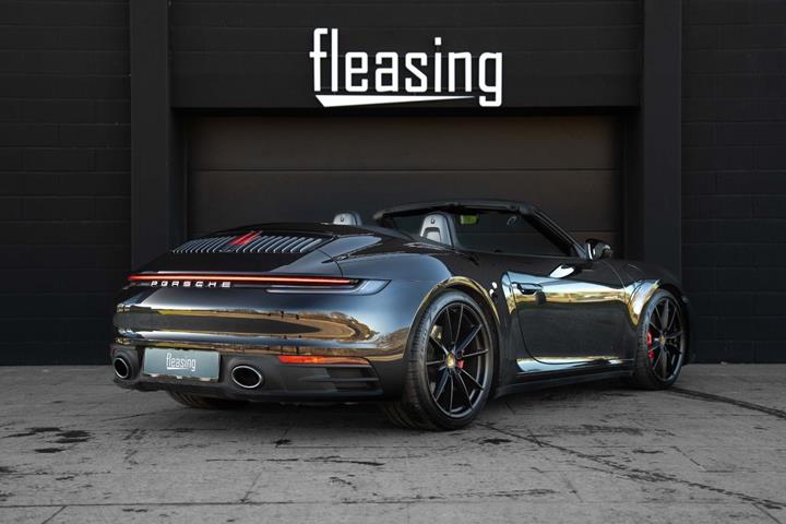 Sort Porsche 911 Carrera 4S fra 2022