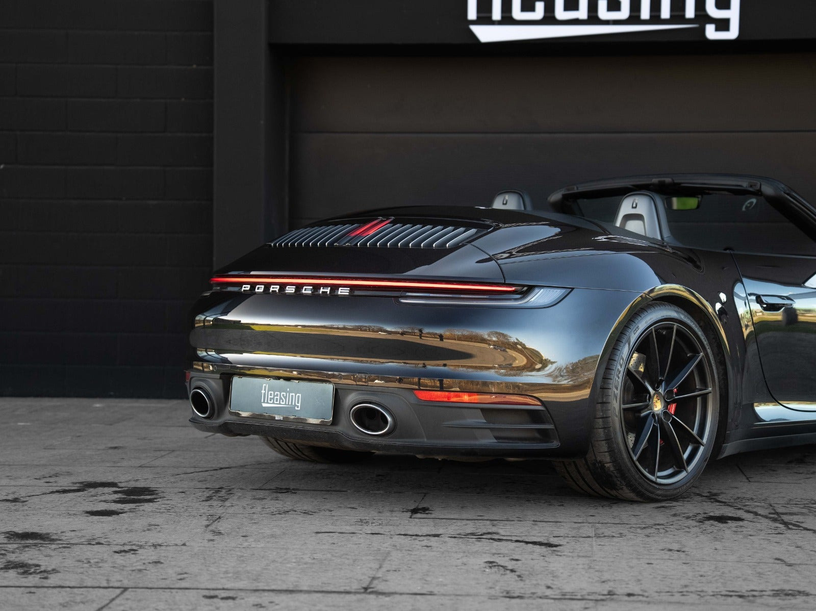 Sort Porsche 911 Carrera 4S fra 2022