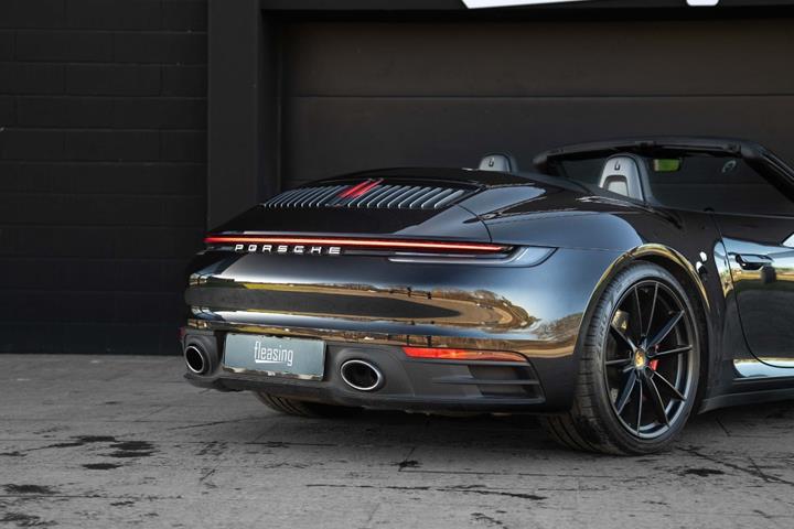 Sort Porsche 911 Carrera 4S fra 2022