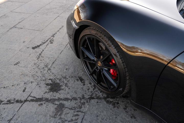 Sort Porsche 911 Carrera 4S fra 2022