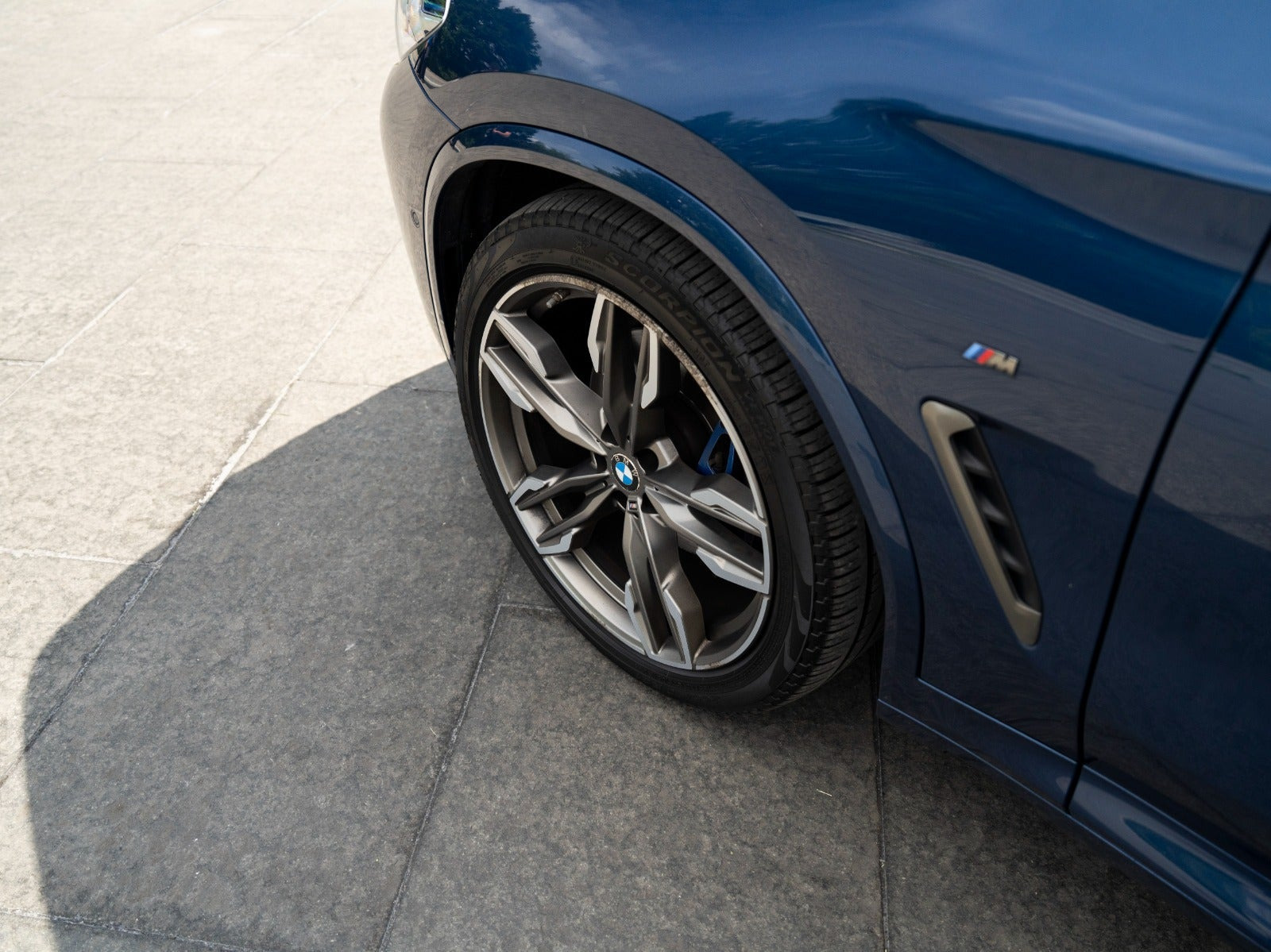 Blå BMW X3 fra 2018
