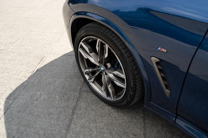 Blå BMW X3 fra 2018