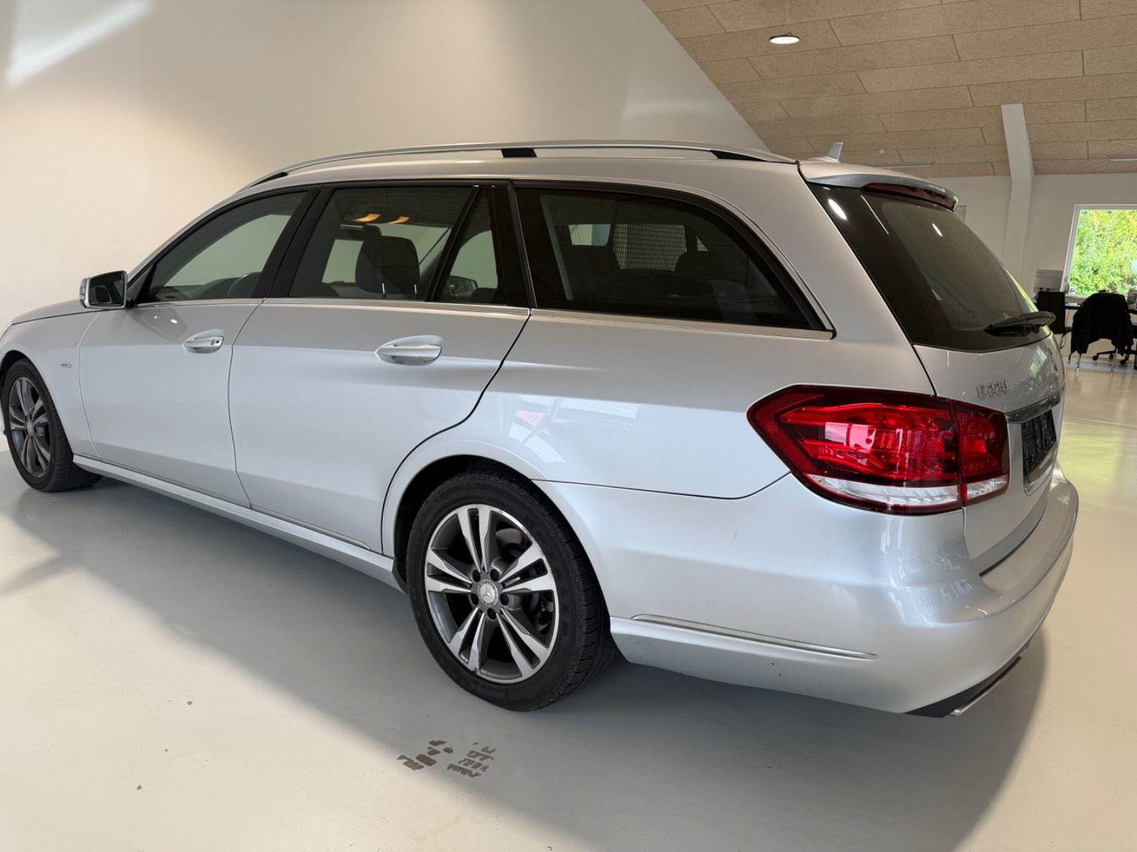 Grå Mercedes E220 fra 2015