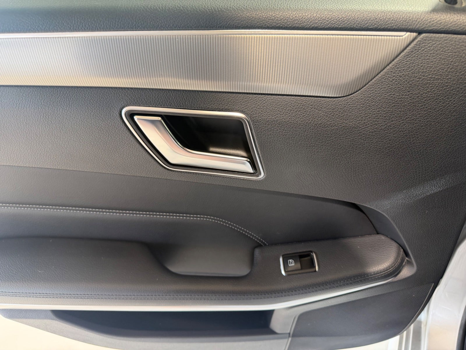 Grå Mercedes E220 fra 2015