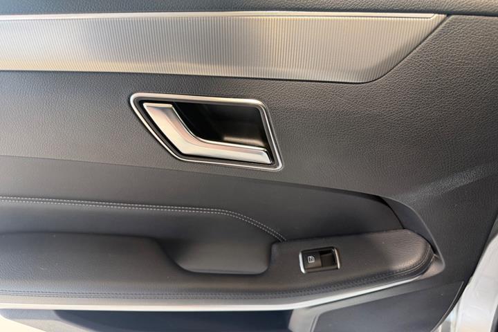 Grå Mercedes E220 fra 2015