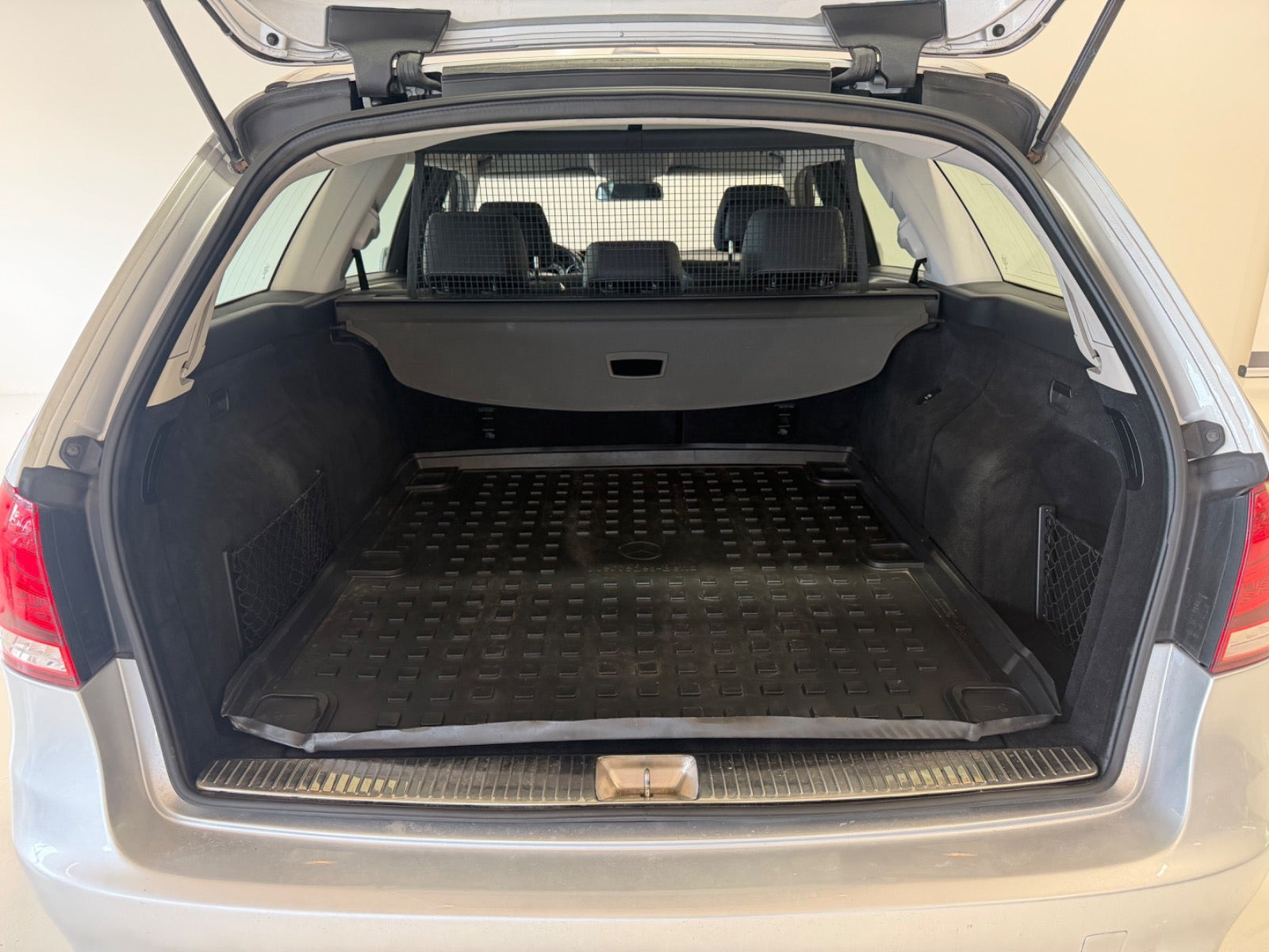 Grå Mercedes E220 fra 2015