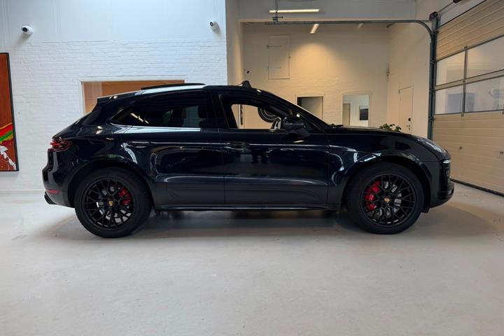 Sort Porsche Macan GTS fra 2018