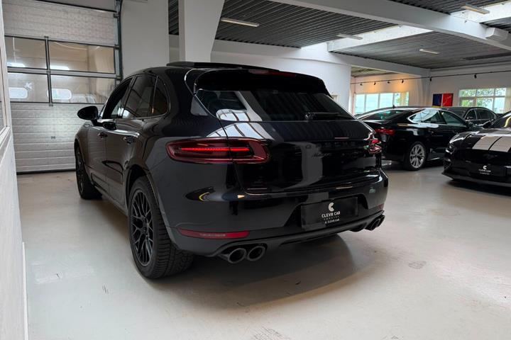 Sort Porsche Macan GTS fra 2018