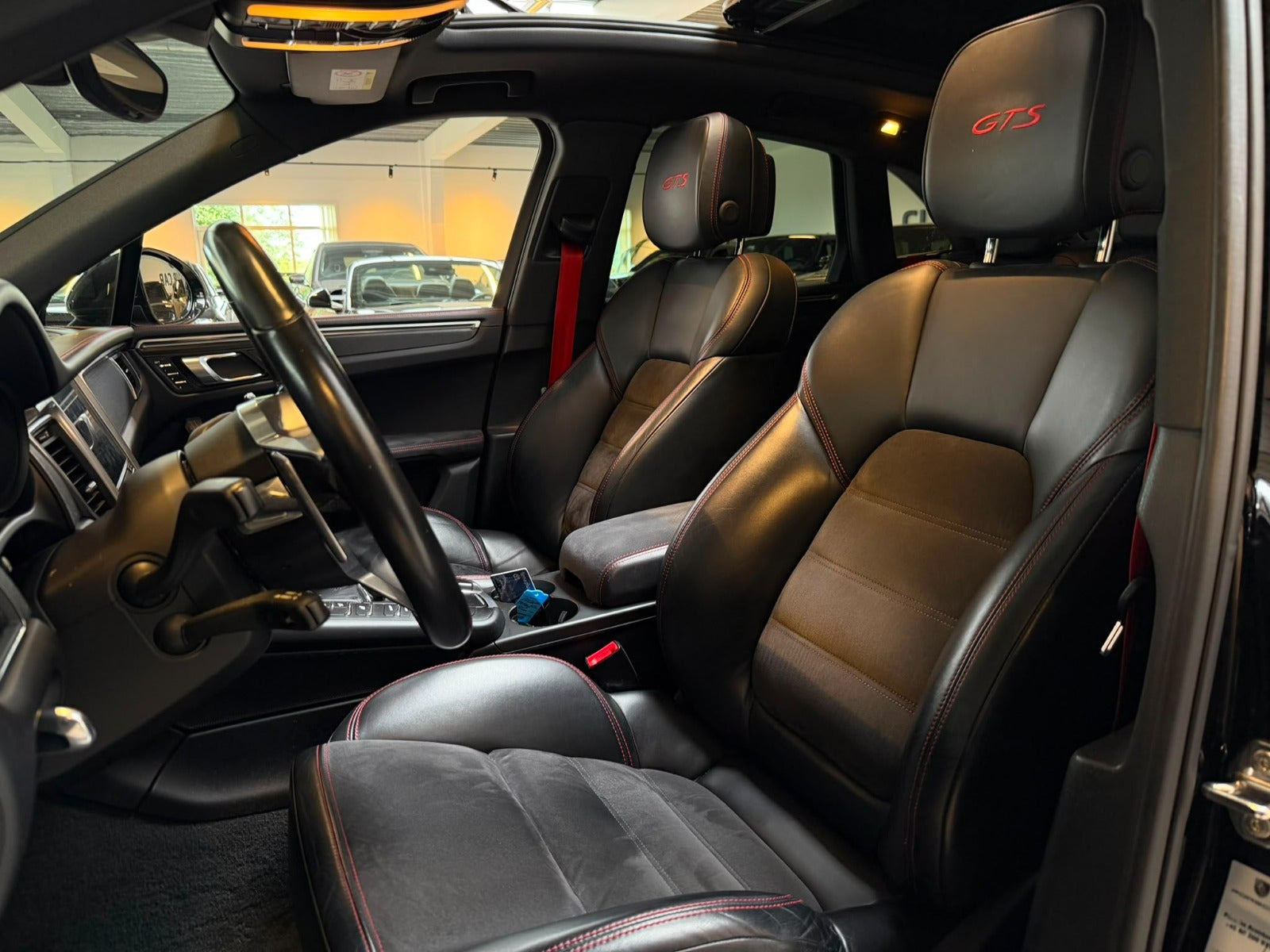 Sort Porsche Macan GTS fra 2018