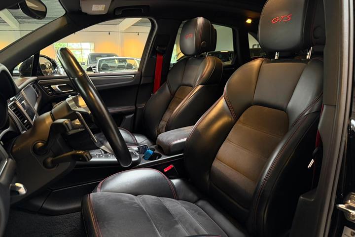 Sort Porsche Macan GTS fra 2018