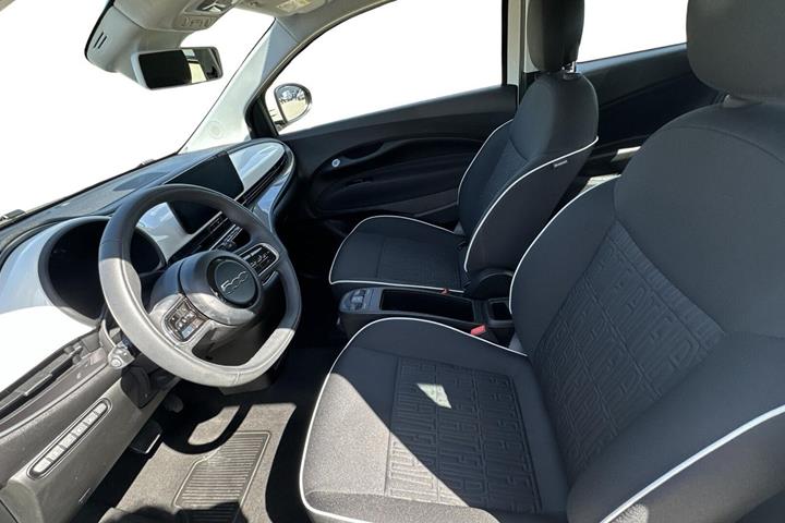 Hvid Fiat 500e fra 2023