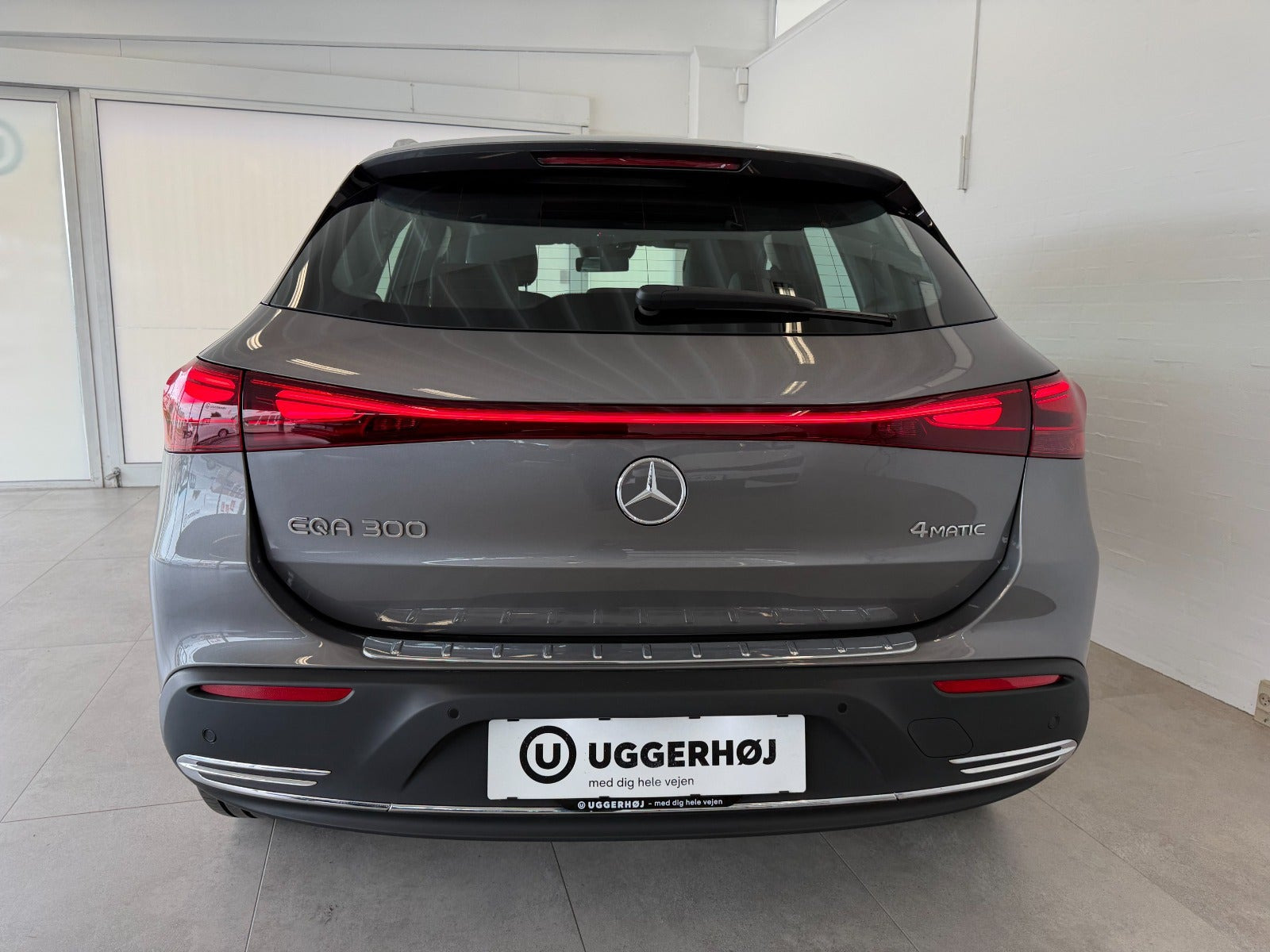 Grå Mercedes EQA300 fra 2025