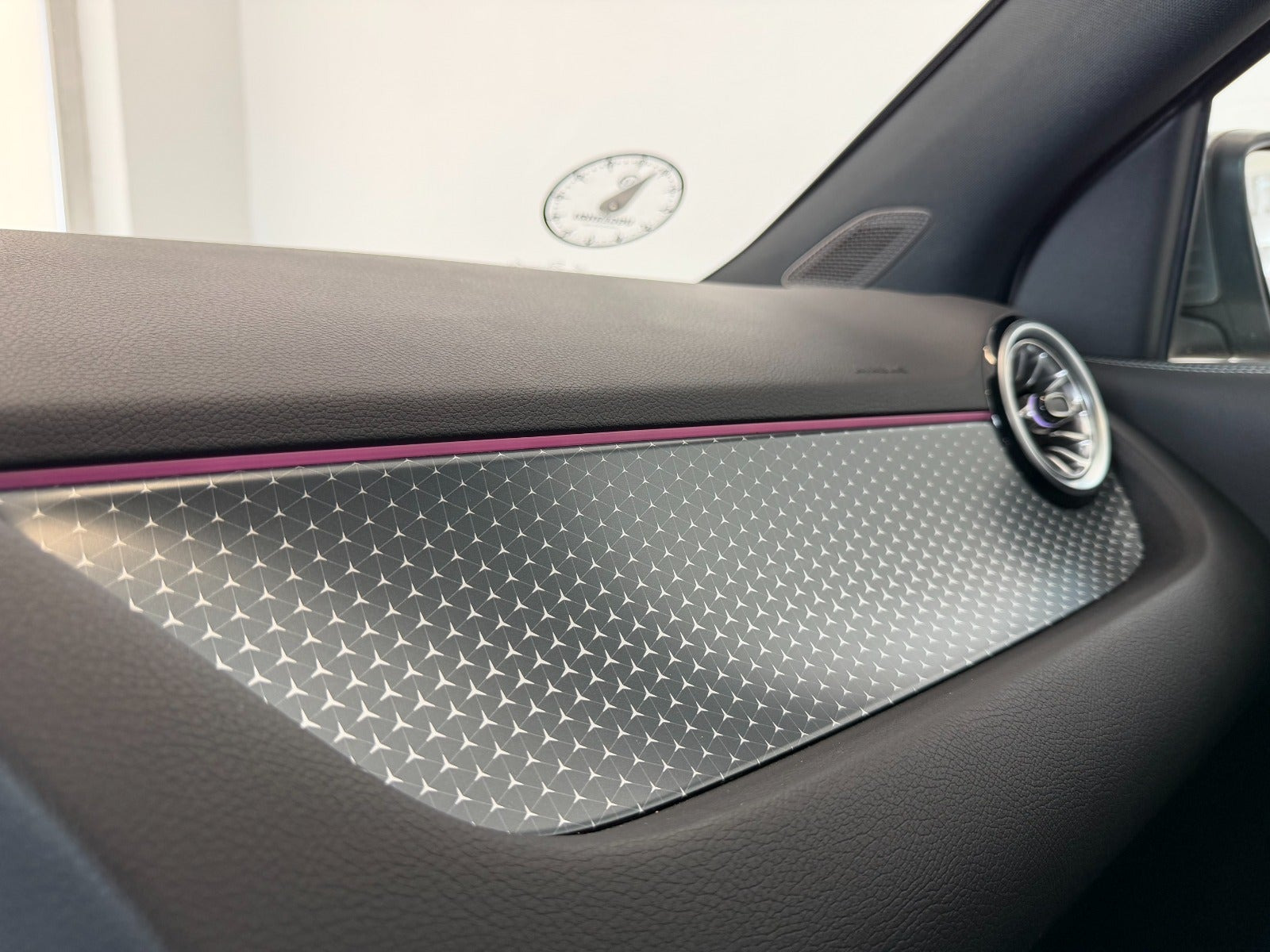 Grå Mercedes EQA300 fra 2025