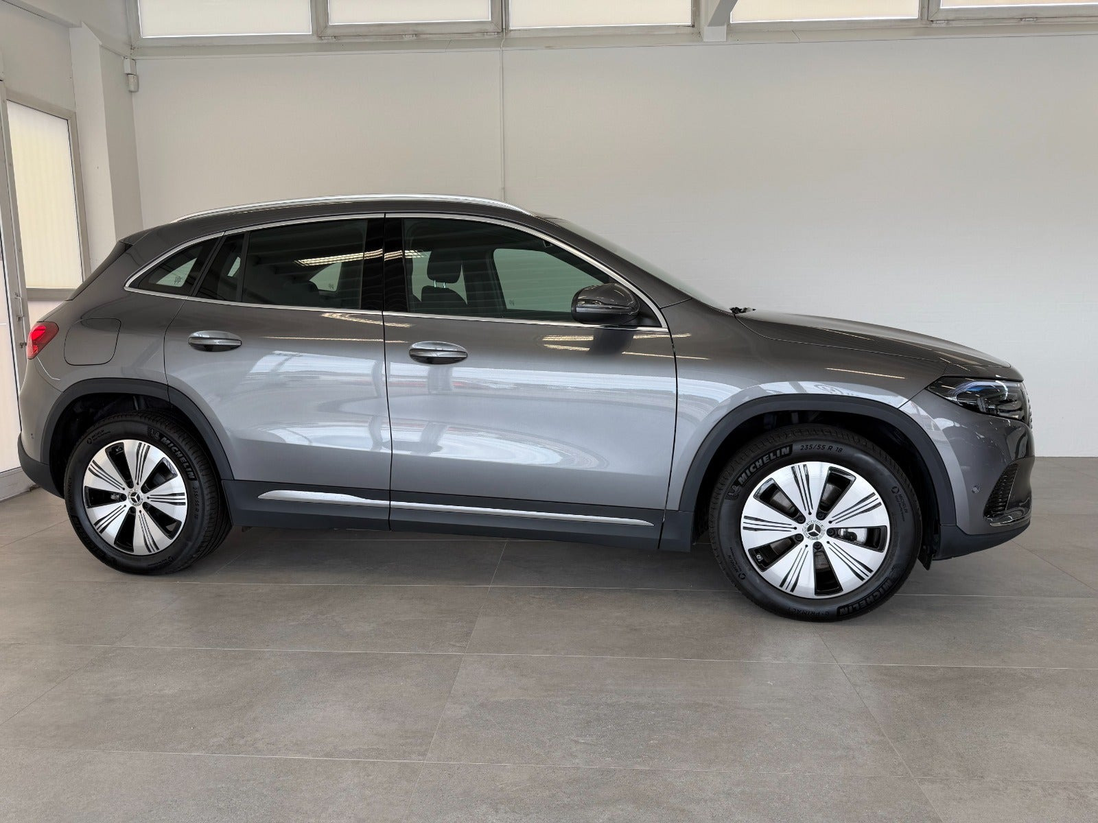 Grå Mercedes EQA300 fra 2025