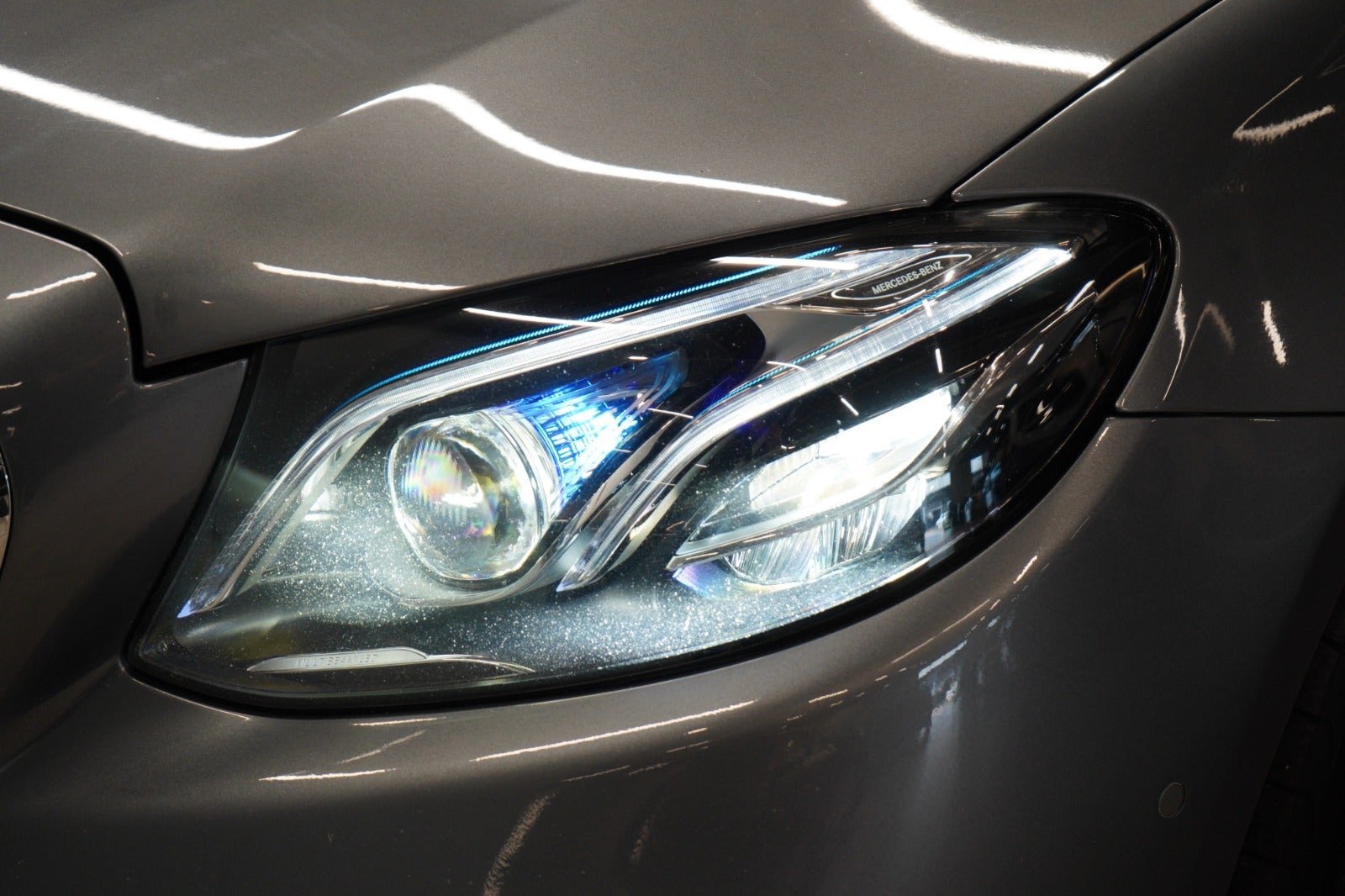 Grå Mercedes E350 d fra 2018