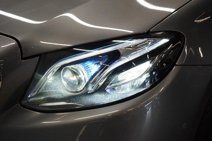 Grå Mercedes E350 d fra 2018