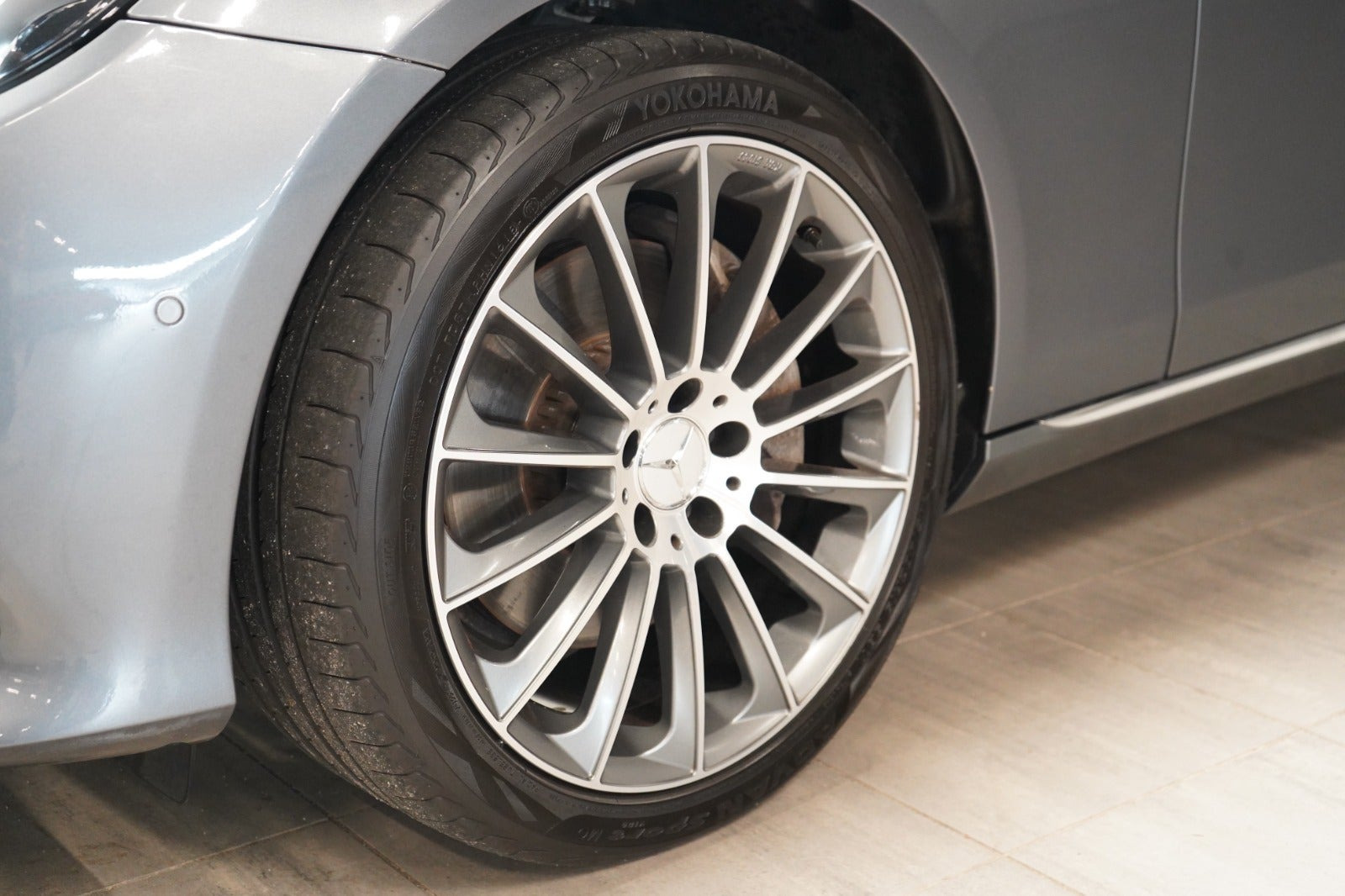 Grå Mercedes E350 d fra 2018
