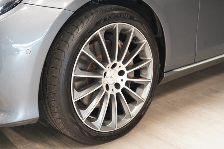 Grå Mercedes E350 d fra 2018