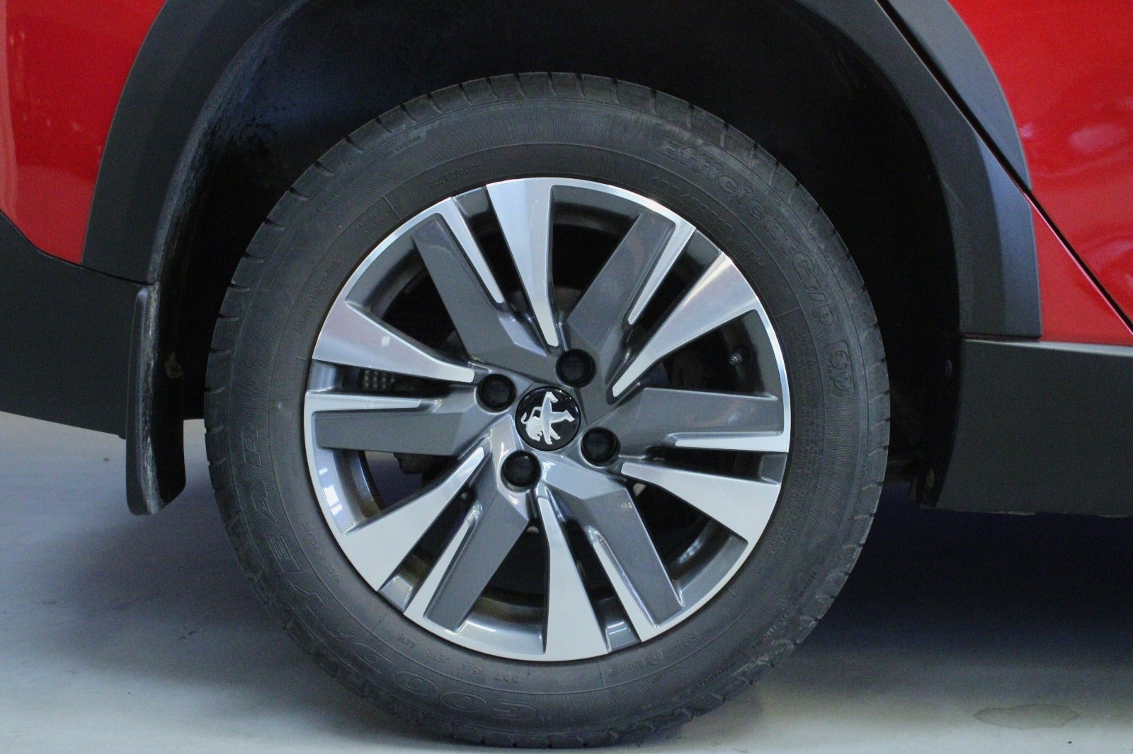Rød Peugeot 2008 fra 2019