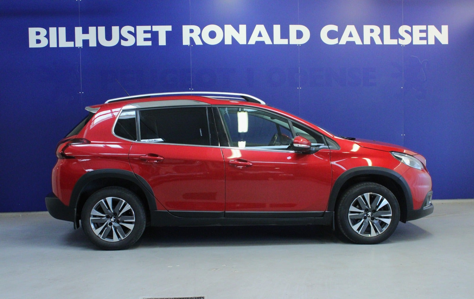 Rød Peugeot 2008 fra 2019