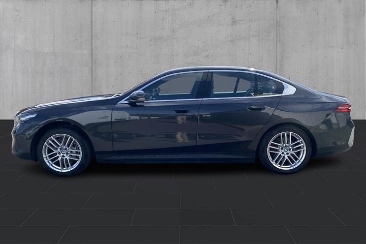 Grå BMW i5 fra 2024