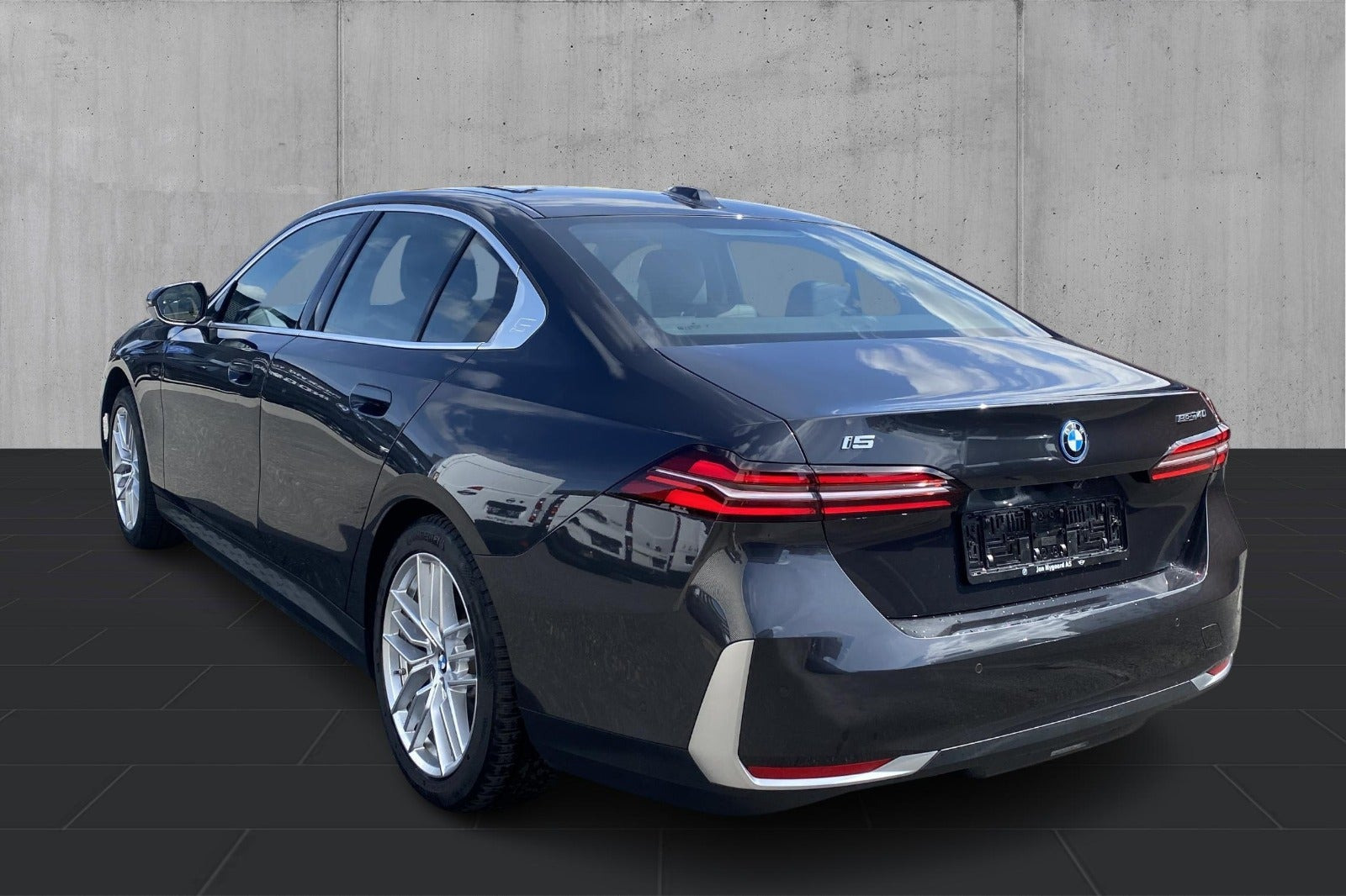 Grå BMW i5 fra 2024