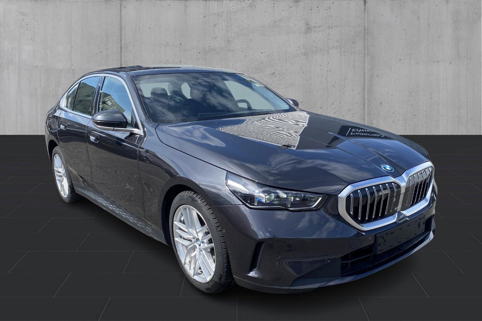 Grå BMW i5 fra 2024