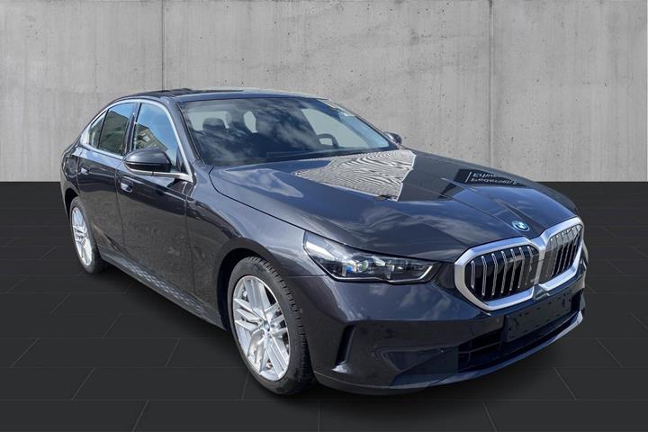 Grå BMW i5 fra 2024