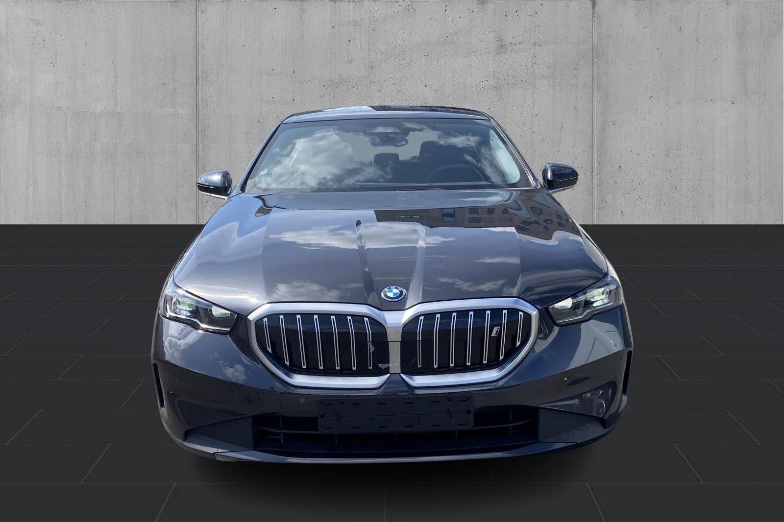 Grå BMW i5 fra 2024