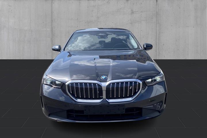 Grå BMW i5 fra 2024