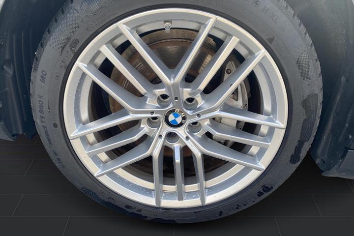 Grå BMW i5 fra 2024