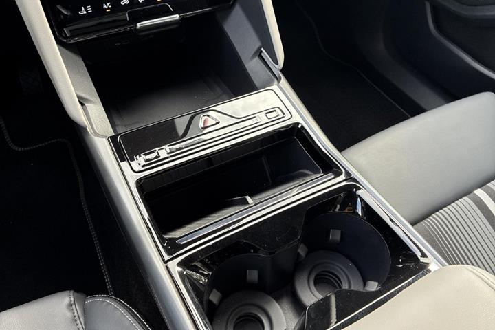 Rød Ford Capri fra 2025