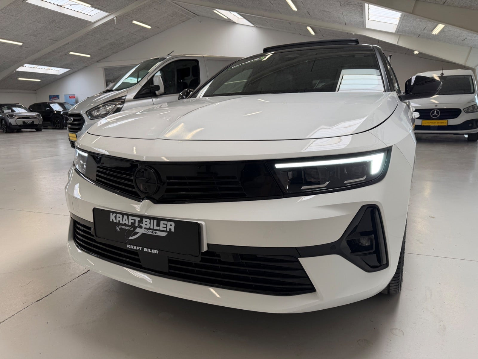 Hvid Opel Astra-e fra 2023