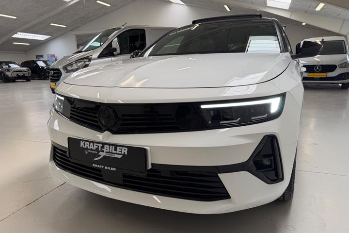 Hvid Opel Astra-e fra 2023