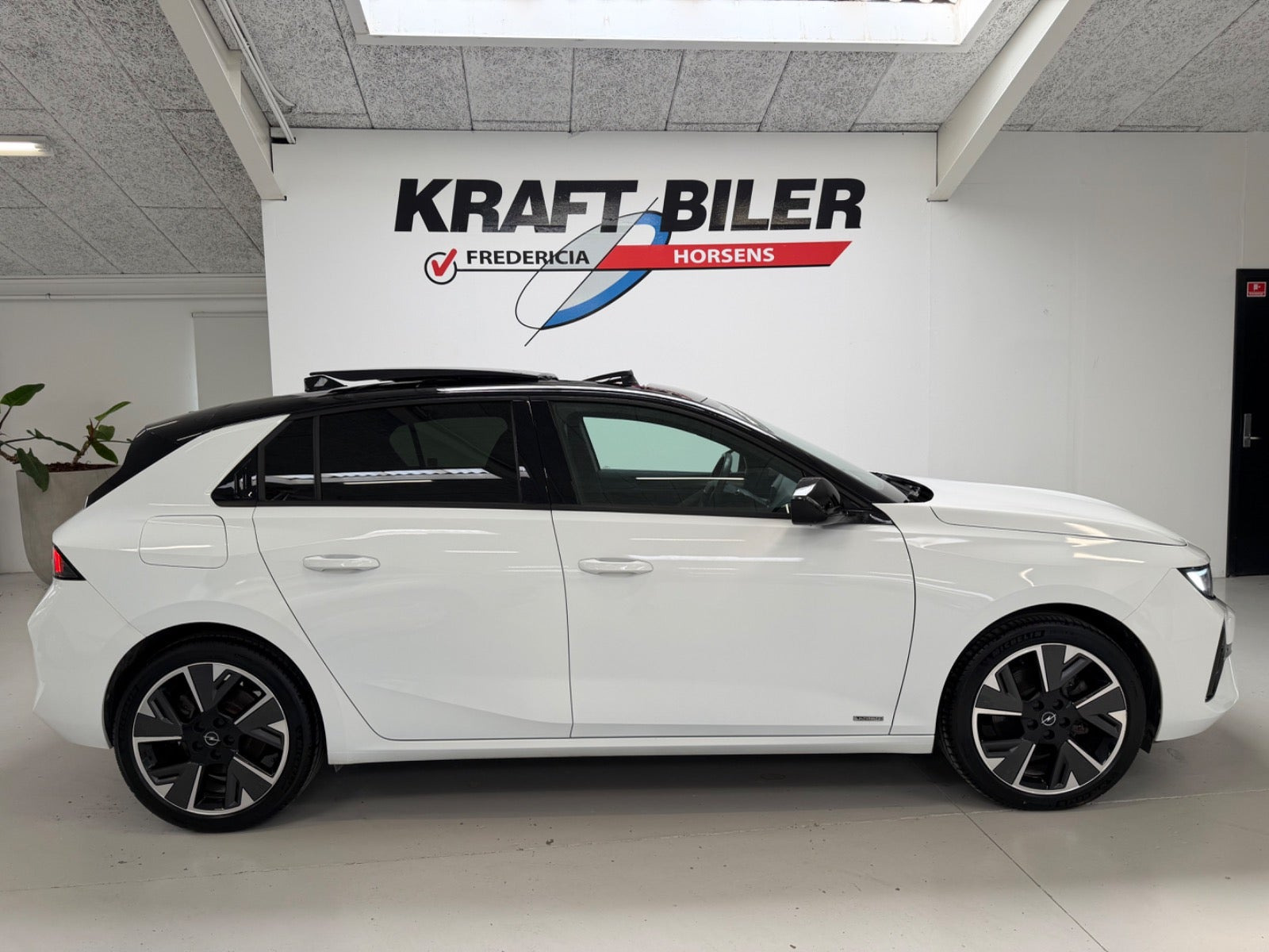 Hvid Opel Astra-e fra 2023