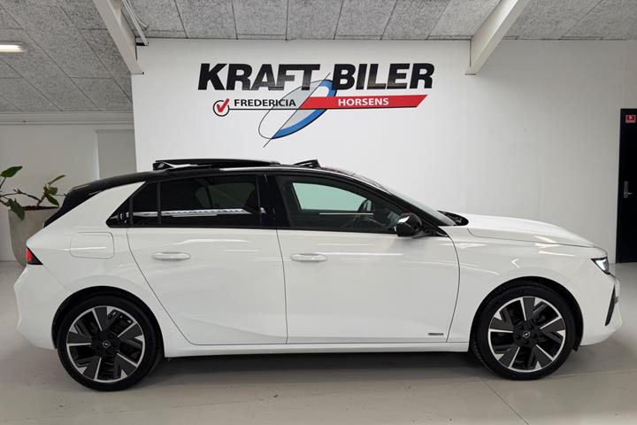 Hvid Opel Astra-e fra 2023