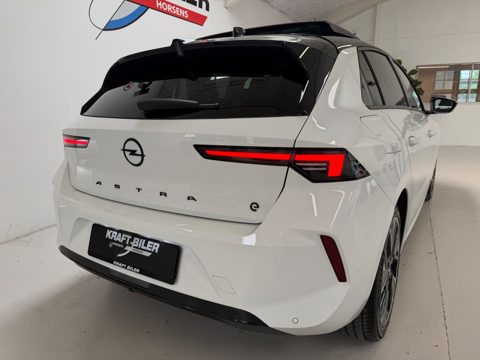 Hvid Opel Astra-e fra 2023