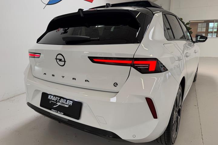 Hvid Opel Astra-e fra 2023