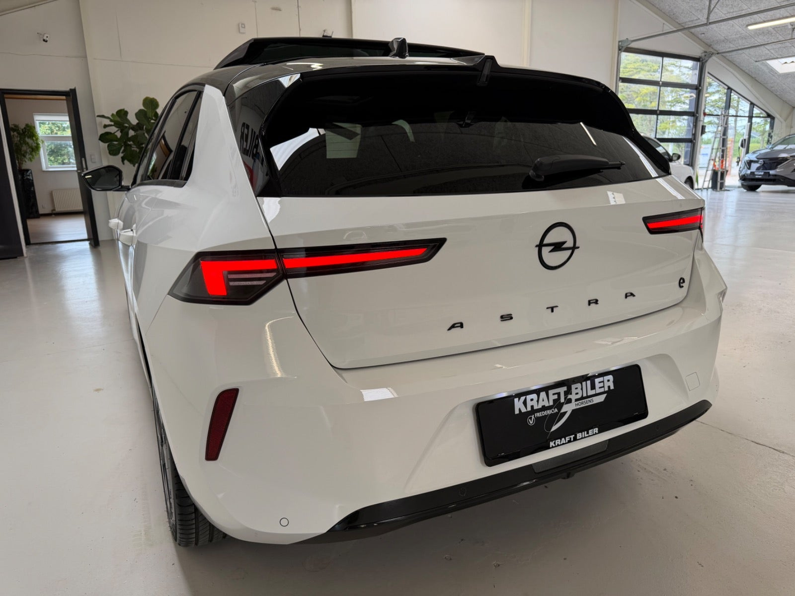 Hvid Opel Astra-e fra 2023