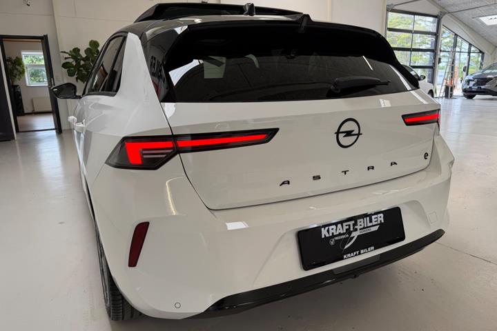 Hvid Opel Astra-e fra 2023