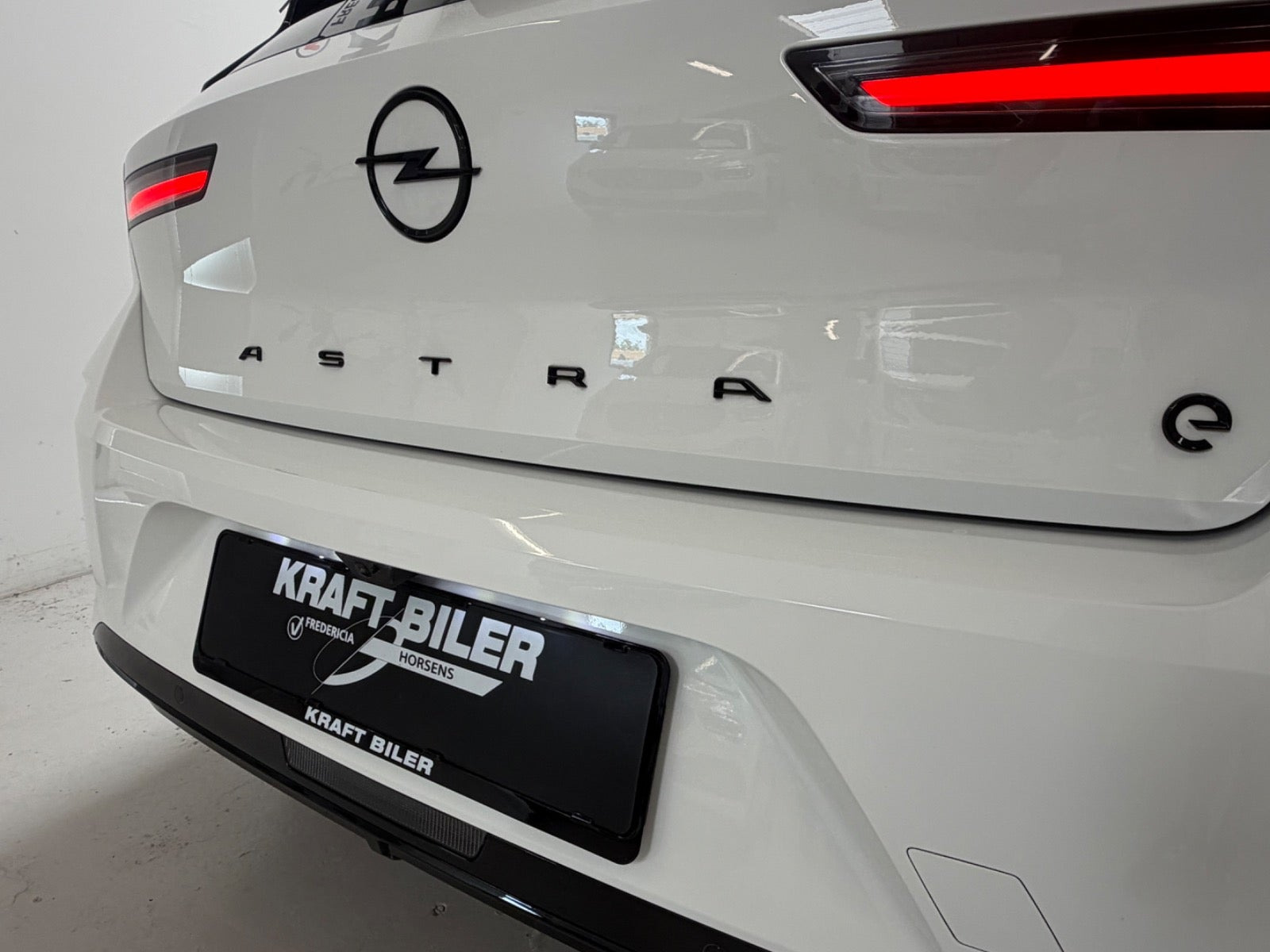 Hvid Opel Astra-e fra 2023