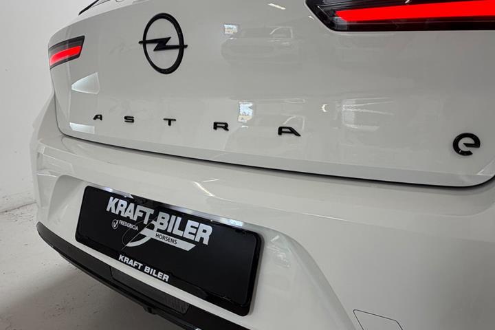 Hvid Opel Astra-e fra 2023