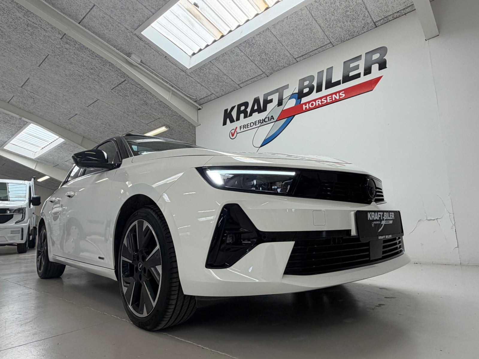 Hvid Opel Astra-e fra 2023