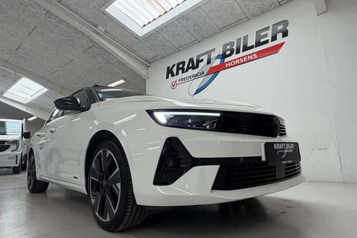 Hvid Opel Astra-e fra 2023