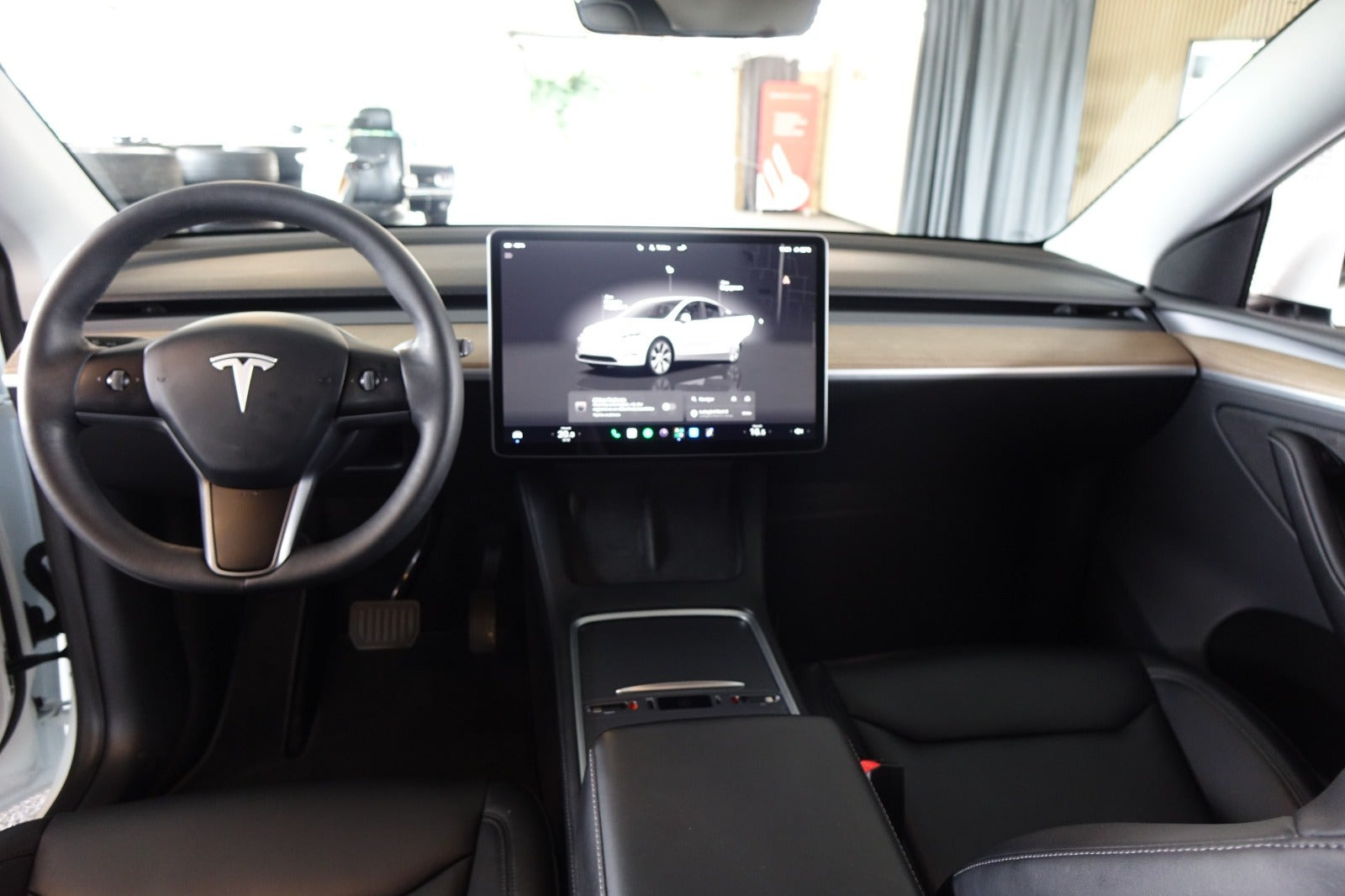 Hvid Tesla Model Y fra 2024