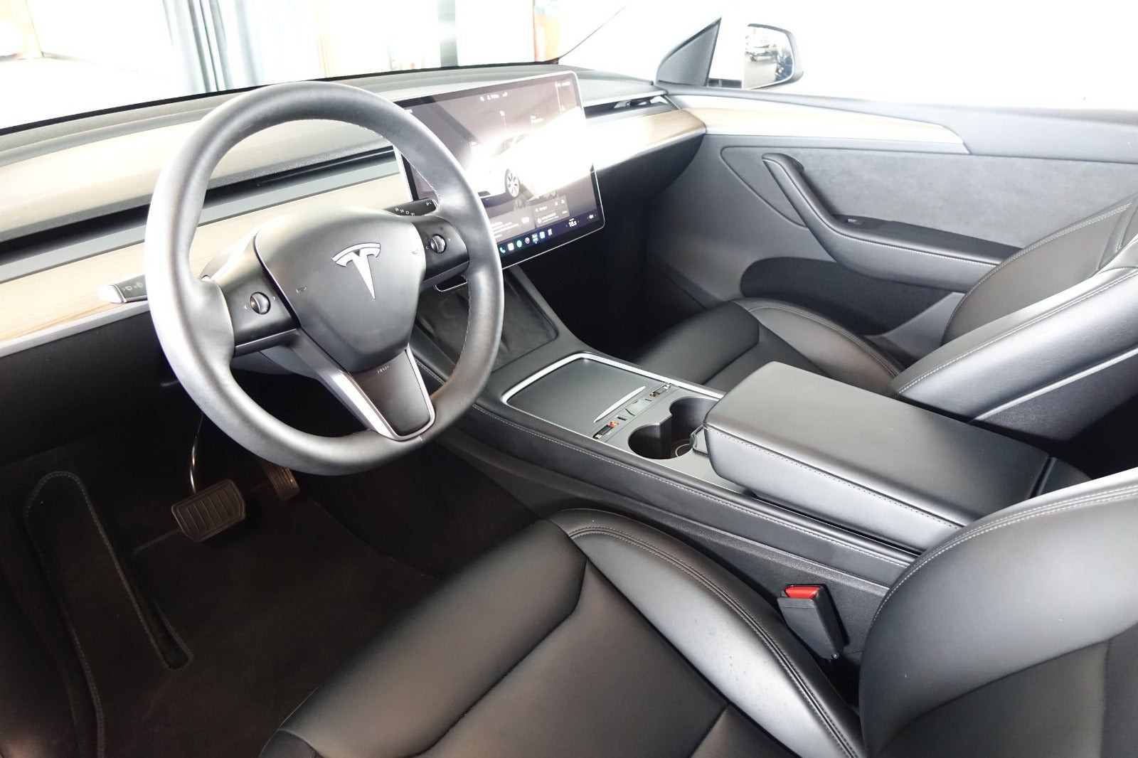 Hvid Tesla Model Y fra 2024
